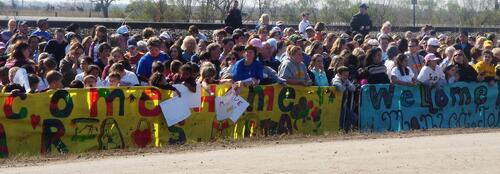 Extreme_Home_Makeover_crowd_with_signs